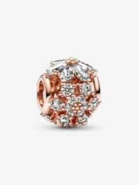 Pandora Sparkling Herbarium Cluster Round Charm